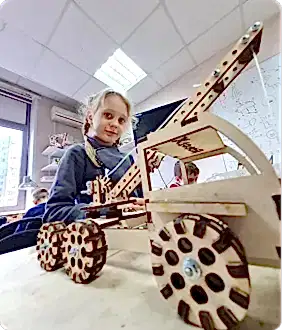 Ребеонок с роботом