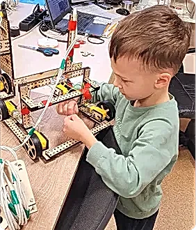 Ребенок собирает робота