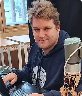 Учитель школы робототехники